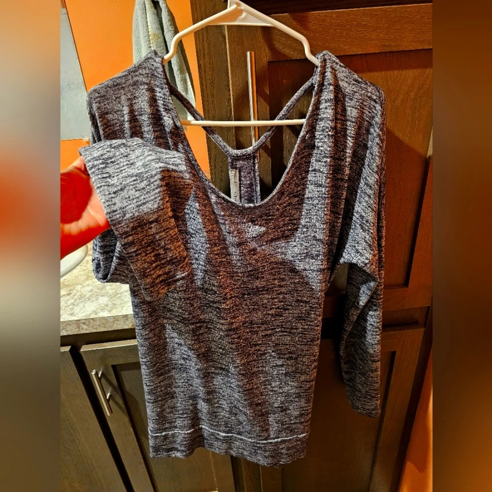 ATHLETA SHIRT - Picture 2 of 4